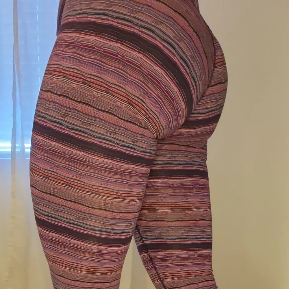 Lululemon Wunder Under Crop III - Picture 1 of 8